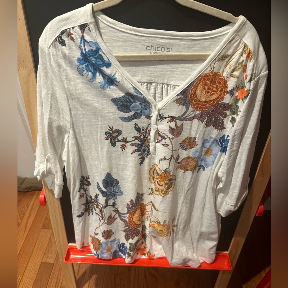 Chicos top 60% cotton and 40% modal
V neck with 3 buttons
